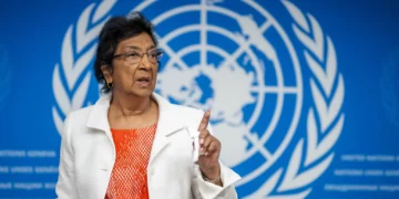 La jueza sudafricana Navi Pillay, presidenta de la Comisión Internacional Independiente de Investigación de la ONU sobre los Territorios Palestinos Ocupados, incluida Jerusalén Este, e Israel, gesticula tras una conferencia de prensa en Ginebra el 16 de septiembre de 2025.