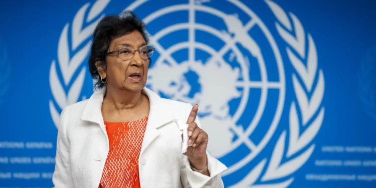 La jueza sudafricana Navi Pillay, presidenta de la Comisión Internacional Independiente de Investigación de la ONU sobre los Territorios Palestinos Ocupados, incluida Jerusalén Este, e Israel, gesticula tras una conferencia de prensa en Ginebra el 16 de septiembre de 2025.