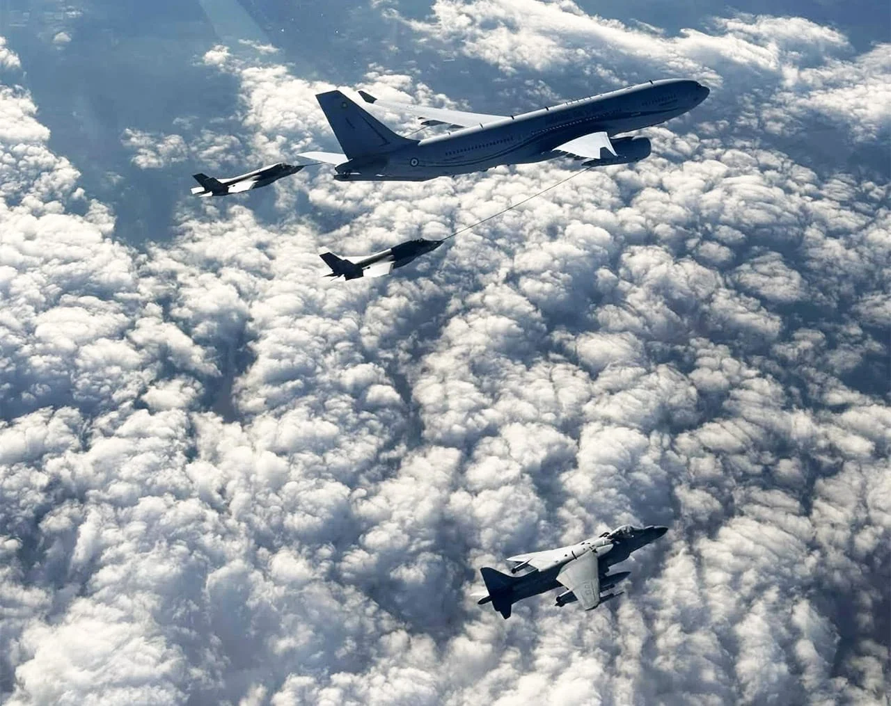 Cazas F-35 y AV-8B italianos junto a un avión cisterna A330 MRTT francés