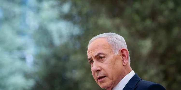 El primer ministro Benjamin Netanyahu habla durante la ceremonia estatal en recuerdo de los civiles asesinados el 7 de octubre, en el monte Herzl de Jerusalén, el 5 de octubre de 2026.