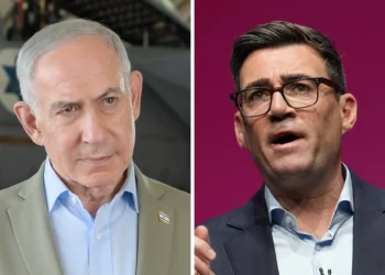 El primer ministro Benjamin Netanyahu en la base aérea de Tel Nof, en una imagen distribuida el 29 de septiembre de 2026; el primer ministro británico Andy Burnham pronuncia su discurso de líder durante la conferencia del Partido Laborista en Liverpool, Inglaterra, el 29 de septiembre de 2026.