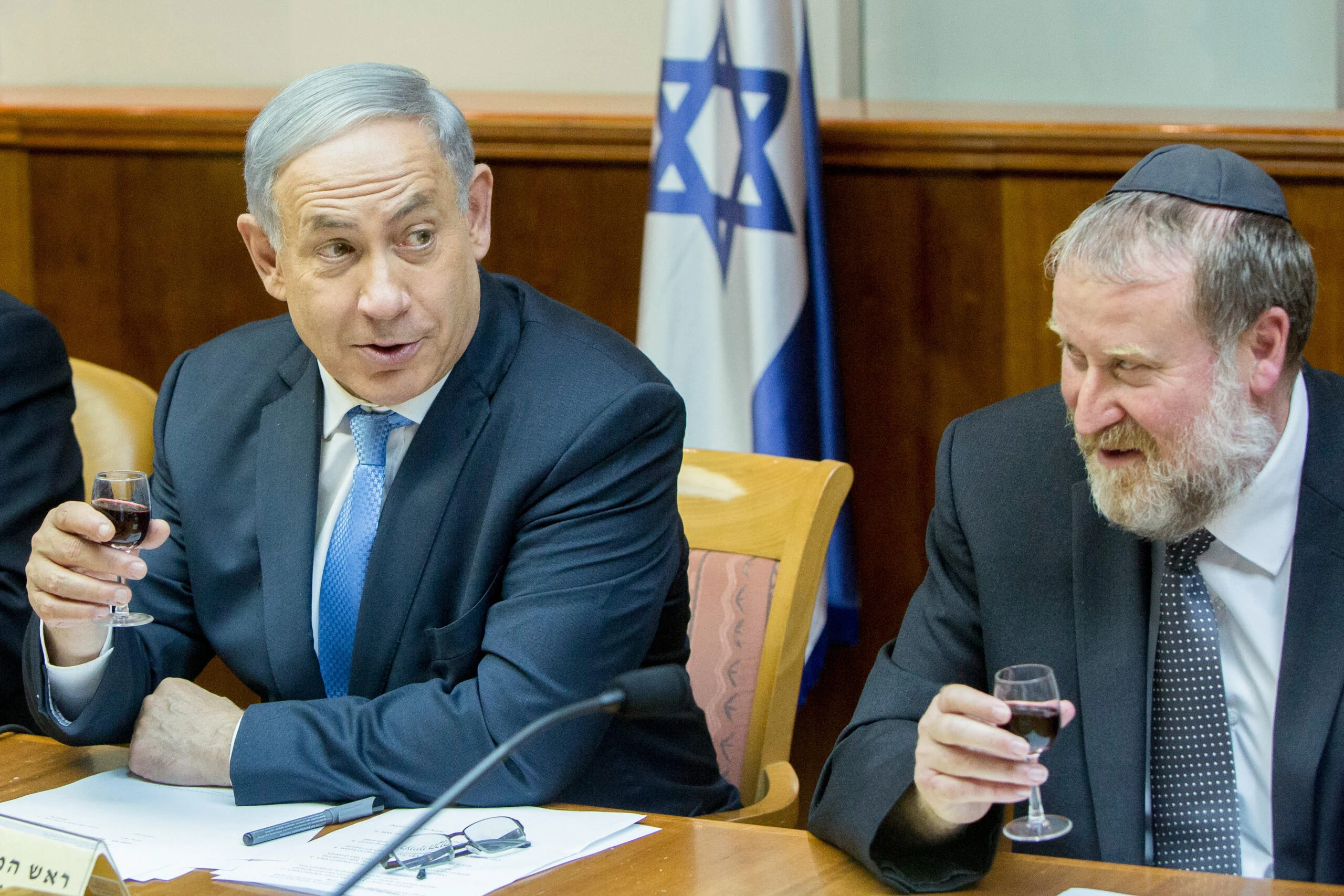 Benjamín Netanyahu junto a Avichai Mandelblit