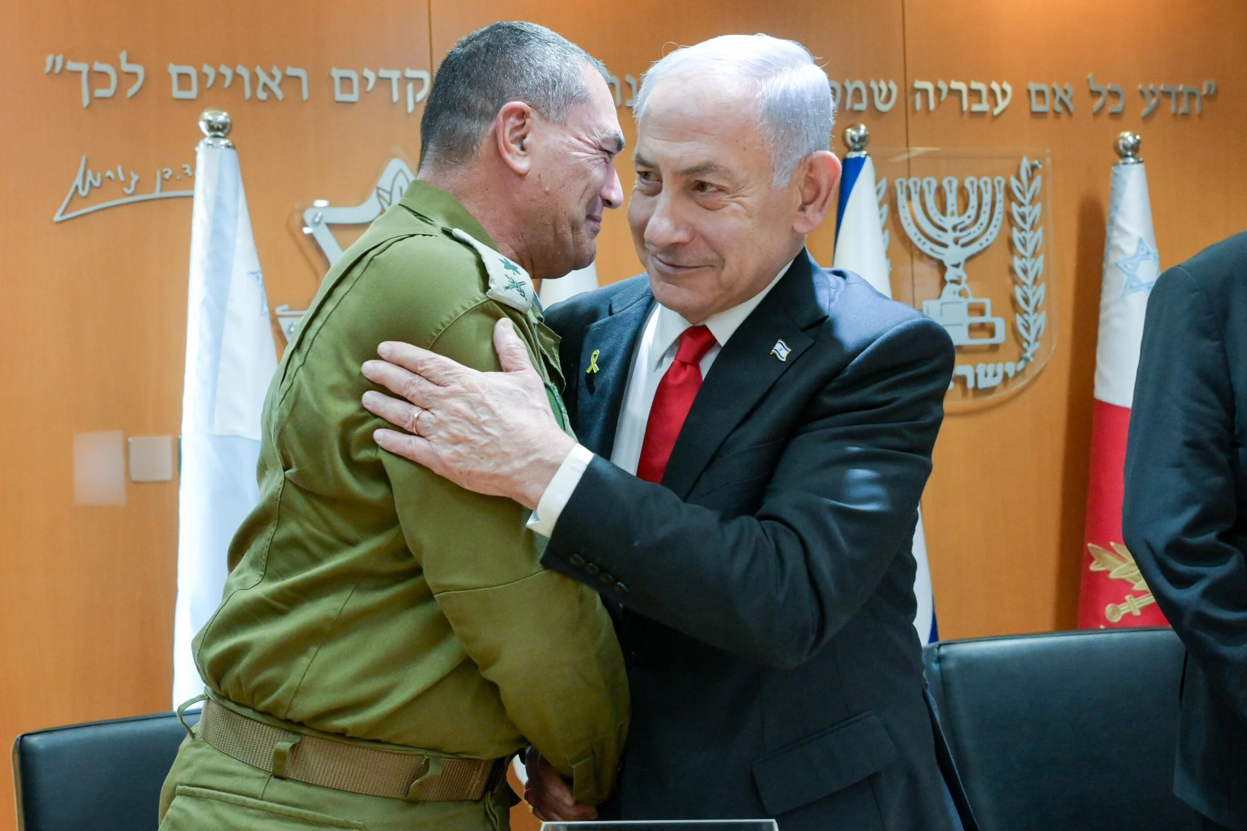 Benjamín Netanyahu y Eyal Zamir Benjamín Netanyahu junto al jefe del Estado Mayor de las FDI, Eyal Zamir.