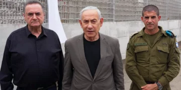 El primer ministro Benjamín Netanyahu, junto al ministro de Defensa Israel Katz, a la izquierda, durante una visita a la frontera con Jordania el 15 de octubre de 2026.