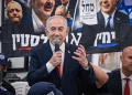 El primer ministro Benjamín Netanyahu visita el mercado Hatikva de Tel Aviv durante la campaña electoral del Likud, el 22 de octubre de 2026.