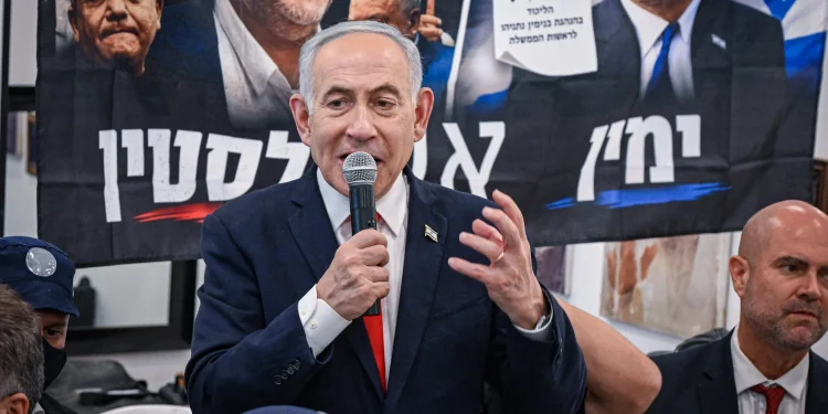 El primer ministro Benjamín Netanyahu visita el mercado Hatikva de Tel Aviv durante la campaña electoral del Likud, el 22 de octubre de 2026.