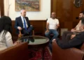 El primer ministro Benjamin Netanyahu se reúne con sobrevivientes del vuelo de flydubai que fue atacado, 1 de octubre de 2026.