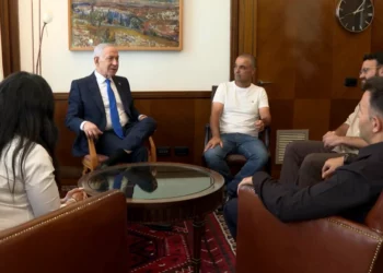 El primer ministro Benjamin Netanyahu se reúne con sobrevivientes del vuelo de flydubai que fue atacado, 1 de octubre de 2026.