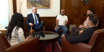 El primer ministro Benjamin Netanyahu se reúne con sobrevivientes del vuelo de flydubai que fue atacado, 1 de octubre de 2026.