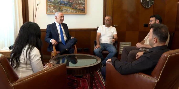 El primer ministro Benjamin Netanyahu se reúne con sobrevivientes del vuelo de flydubai que fue atacado, 1 de octubre de 2026.