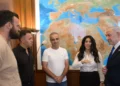 El primer ministro Benjamin Netanyahu se reúne con sobrevivientes del vuelo de flydubai que fue atacado, el 1 de octubre de 2026.