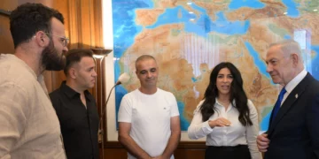El primer ministro Benjamin Netanyahu se reúne con sobrevivientes del vuelo de flydubai que fue atacado, el 1 de octubre de 2026.