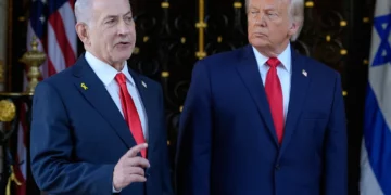 Donald Trump escucha al primer ministro israelí Benjamín Netanyahu en Mar-a-Lago, Florida, el 29 de diciembre de 2025.