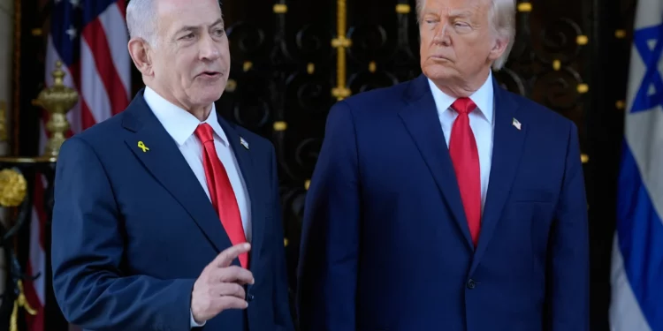 Donald Trump escucha al primer ministro israelí Benjamín Netanyahu en Mar-a-Lago, Florida, el 29 de diciembre de 2025.