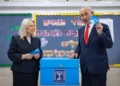 Benjamin Netanyahu vota durante las elecciones legislativas israelíes
