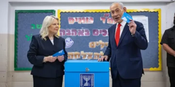 Benjamin Netanyahu vota durante las elecciones legislativas israelíes