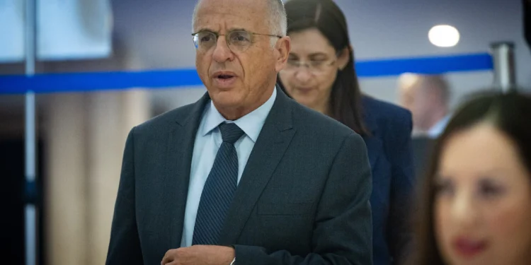 El juez Noam Sohlberg llega a una audiencia de la Comisión Electoral Central en la Knéset de Jerusalén el 23 de septiembre de 2026.