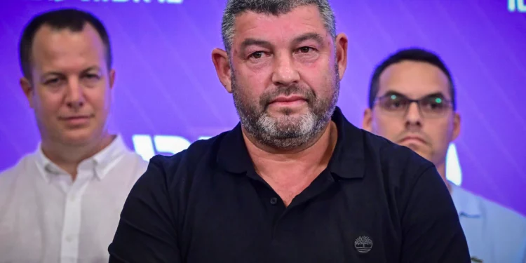 Ofer Winter, presidente del partido Pueblo de Israel, habla durante una conferencia de prensa en Tel Aviv, el 2 de septiembre de 2026.