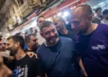 Ofer Winter y Yoseph Haddad recorren el mercado Mahane Yehuda de Jerusalén el 17 de septiembre de 2026.