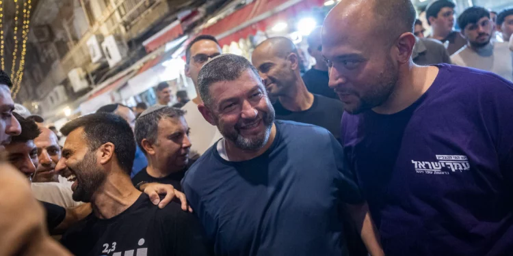 Ofer Winter y Yoseph Haddad recorren el mercado Mahane Yehuda de Jerusalén el 17 de septiembre de 2026.
