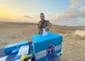 Un oficial de las FDI vota en las elecciones generales de Israel en una base militar del sur del país, el 31 de octubre de 2022.
