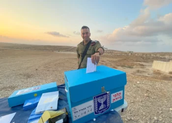Un oficial de las FDI vota en las elecciones generales de Israel en una base militar del sur del país, el 31 de octubre de 2022.