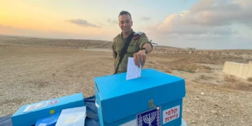Un oficial de las FDI vota en las elecciones generales de Israel en una base militar del sur del país, el 31 de octubre de 2022.