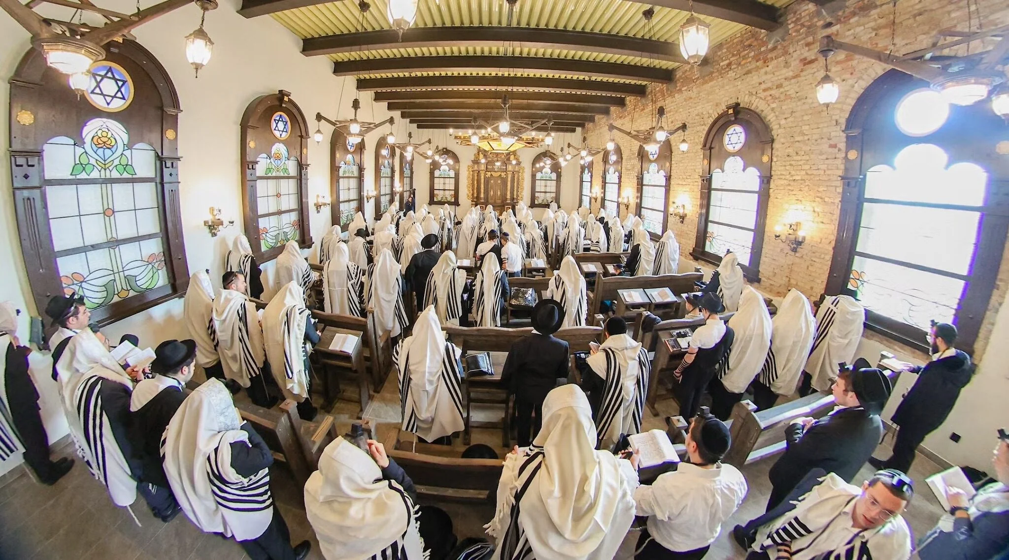 Judíos ortodoxos rezan en la yeshivá de Radin restaurada