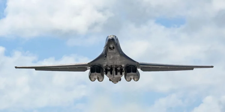 Bombardero B-1B Lancer de la Fuerza Aérea de Estados Unidos del tipo empleado en el nuevo marco de defensa aérea de la OTAN durante el ejercicio báltico.