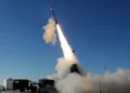 Un interceptor PAC-3 MSE se lanza durante una prueba de defensa antimisiles en White Sands Missile Range, Nuevo México.