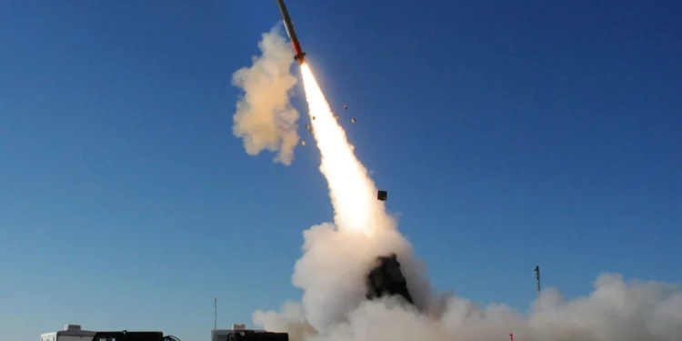 Un interceptor PAC-3 MSE se lanza durante una prueba de defensa antimisiles en White Sands Missile Range, Nuevo México.