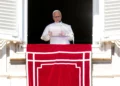 El papa León XIV dirige el Ángelus en la plaza de San Pedro del Vaticano el 11 de octubre de 2026.
