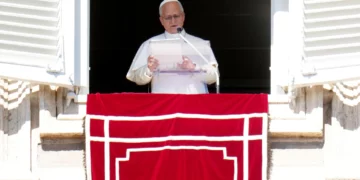 El papa León XIV dirige el Ángelus en la plaza de San Pedro del Vaticano el 11 de octubre de 2026.