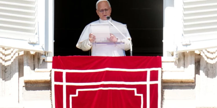 El papa León XIV dirige el Ángelus en la plaza de San Pedro del Vaticano el 11 de octubre de 2026.