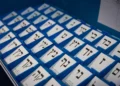 Papeletas de diversos partidos políticos en el almacén de la Comisión Electoral Central en Shoham, el 14 de octubre de 2026.