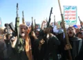 Partidarios de las autoridades hutíes exhiben sus armas durante una protesta contra la intervención saudí en Yemen, en Saná, el 9 de octubre de 2026.