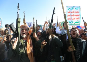 Partidarios de las autoridades hutíes exhiben armas en una protesta en Saná, Yemen.