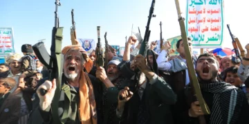 Partidarios de las autoridades hutíes exhiben sus armas durante una protesta contra la intervención saudí en Yemen, en Saná, el 9 de octubre de 2026.