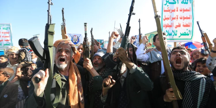 Partidarios de las autoridades hutíes exhiben sus armas durante una protesta contra la intervención saudí en Yemen, en Saná, el 9 de octubre de 2026.