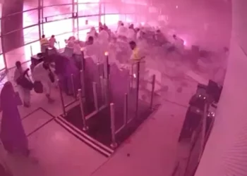 Pasajeros se protegen de las llamas y el humo en el aeropuerto internacional Rey Khalid de Riad, el 10 de octubre de 2026.