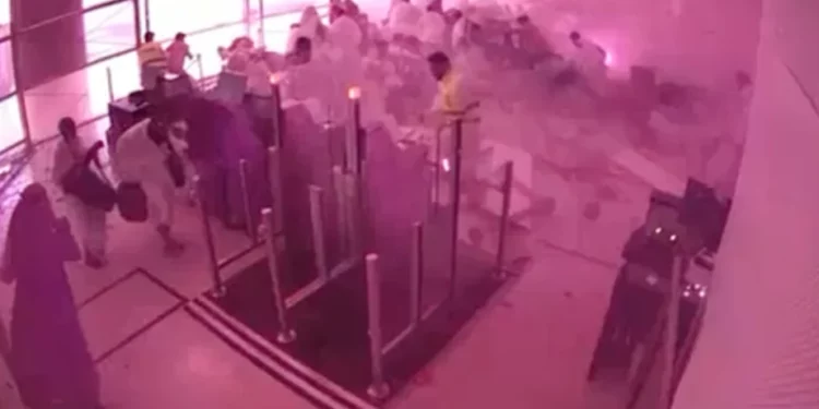 Imagen de seguridad muestra a pasajeros que buscan refugio entre llamas y humo en el aeropuerto Rey Khalid de Riad el 10 de octubre de 2026.