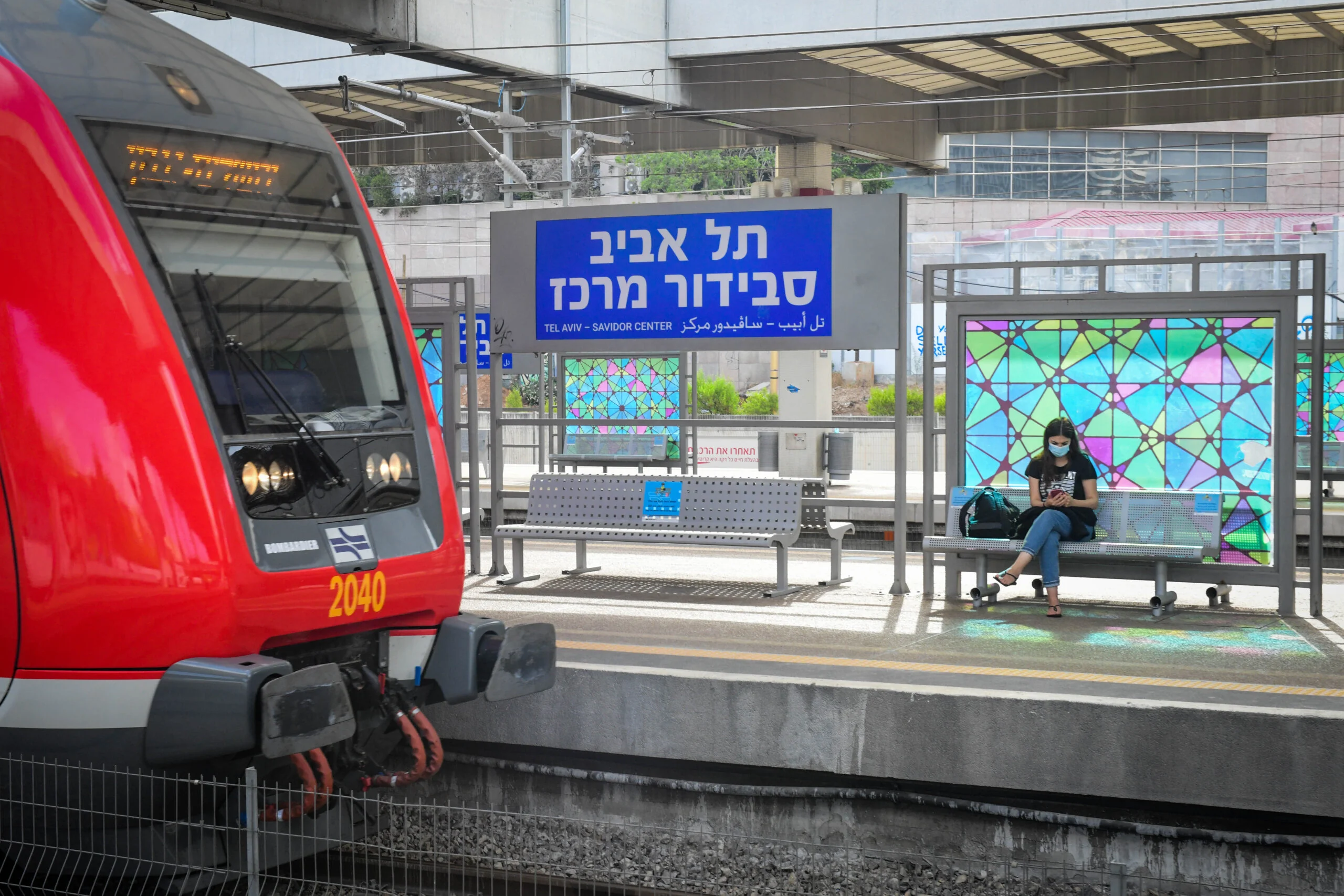 Pasajeros en la estación Tel Aviv Savidor Centro Pasajeros con mascarillas en la estación de tren Tel Aviv Savidor Centro el 22 de junio de 2020.