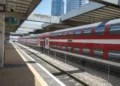 Pasajeros con mascarillas en la estación Tel Aviv Savidor Centro, el 22 de junio de 2020.