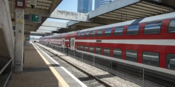 Pasajeros con mascarillas en la estación Tel Aviv Savidor Centro, el 22 de junio de 2020.