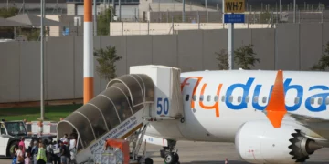 Pasajeros abordan un avión de flydubai en el Aeropuerto Internacional Ben Gurion, cerca de Tel Aviv, Israel, el 30 de septiembre de 2026.
