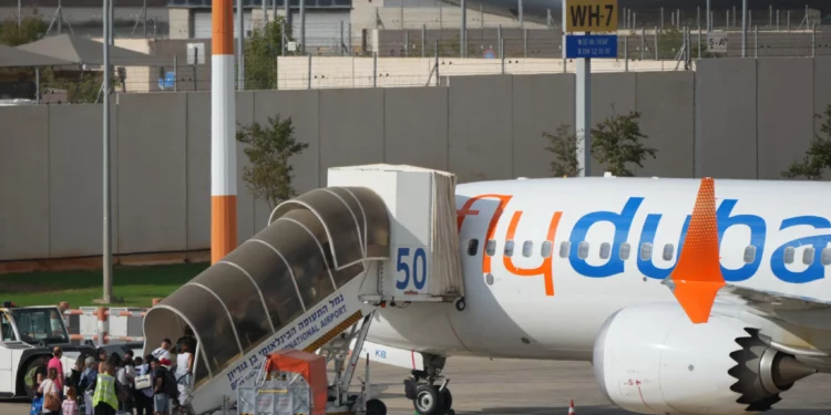 Pasajeros abordan un avión de flydubai en el Aeropuerto Internacional Ben Gurion, cerca de Tel Aviv, Israel, el 30 de septiembre de 2026.