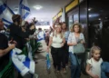 Pasajeros del vuelo FZ1073 de flydubai se reúnen con sus familiares en el aeropuerto Ben Gurion el 30 de septiembre de 2026, tras el intento de estrellar el avión.