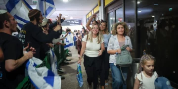 Pasajeros del vuelo FZ1073 de flydubai se reúnen con sus familiares en el aeropuerto Ben Gurion el 30 de septiembre de 2026, tras el intento de estrellar el avión.