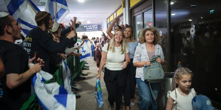 Pasajeros del vuelo FZ1073 de flydubai se reúnen con sus familiares en el aeropuerto Ben Gurion el 30 de septiembre de 2026, tras el intento de estrellar el avión.
