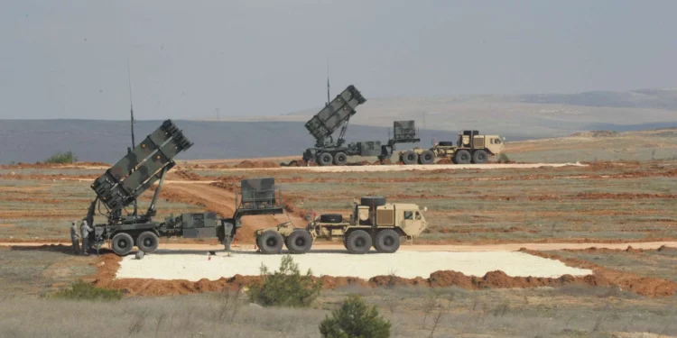 El Ejército de Estados Unidos habría desplegado dos baterías Patriot adicionales en Arabia Saudita y Qatar para reforzar la protección de infraestructura petrolera y gasífera crítica ante las tensiones con Irán.
